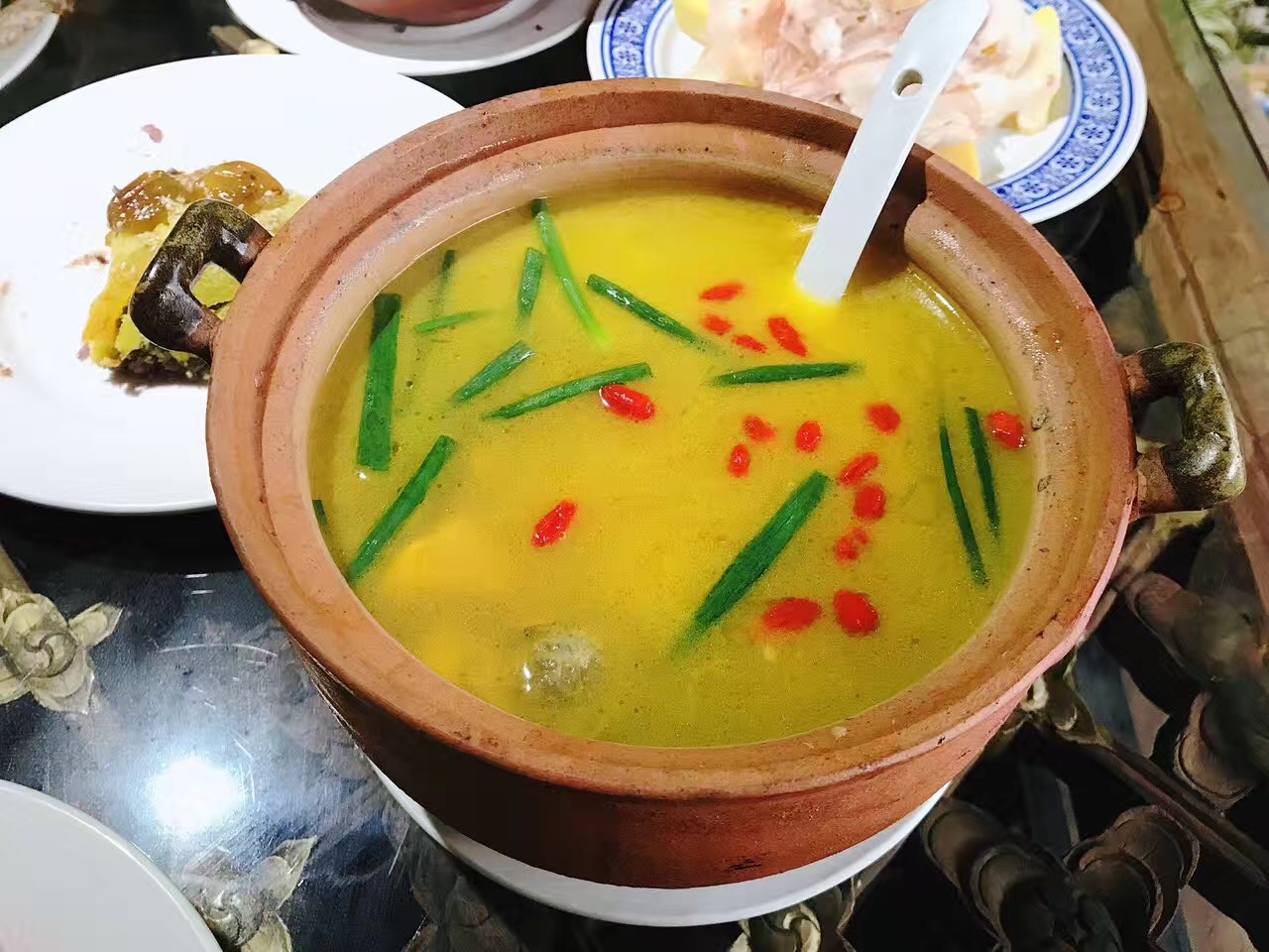 除了发呆撸猫，腾冲还可以让我们的味蕾爆炸