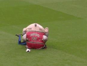 足球那些搞笑画面,科斯塔踢比赛的图片