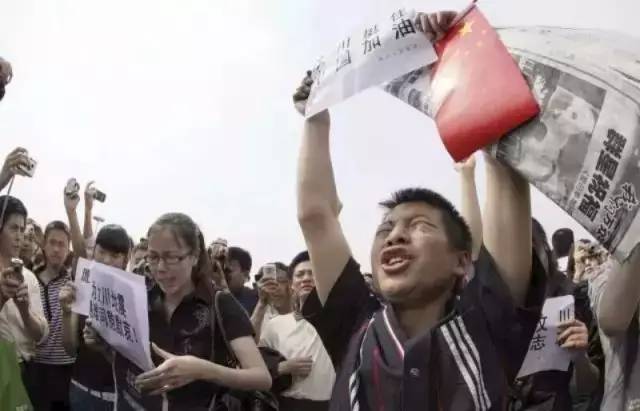 汶川地震十年的感人故事,记者哽咽报道汶川事件