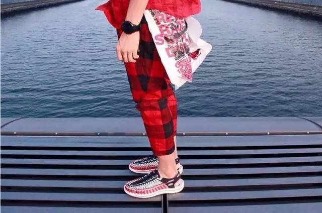 夏天来了该穿凉鞋了,穿凉鞋的季节到了