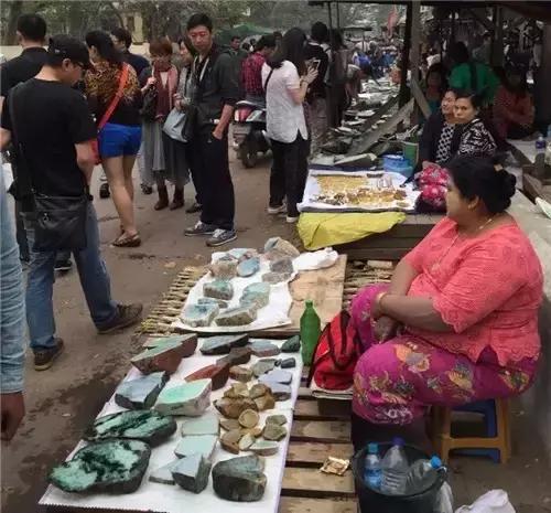 国内一克上万的翡翠，在缅甸像菜市场一样，露天摆摊卖