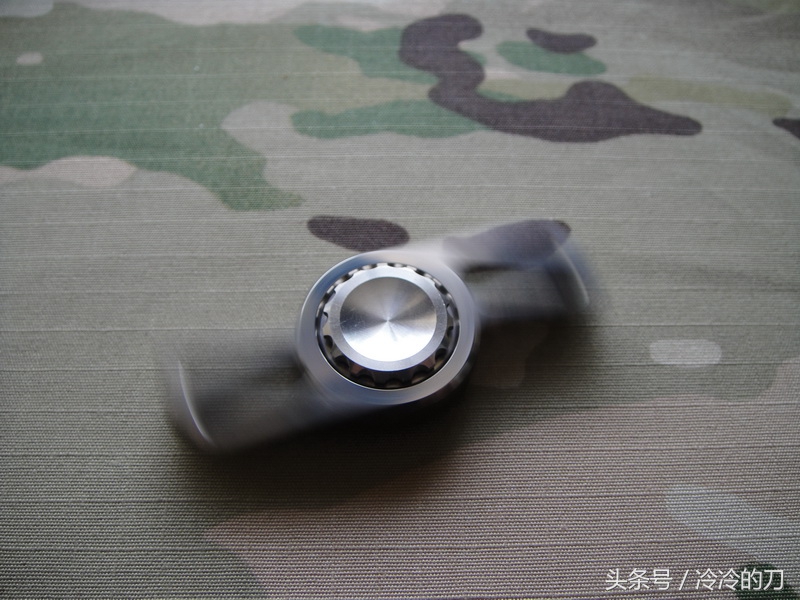 炫彩钛合金指尖陀螺,精致小巧炫酷指尖陀螺