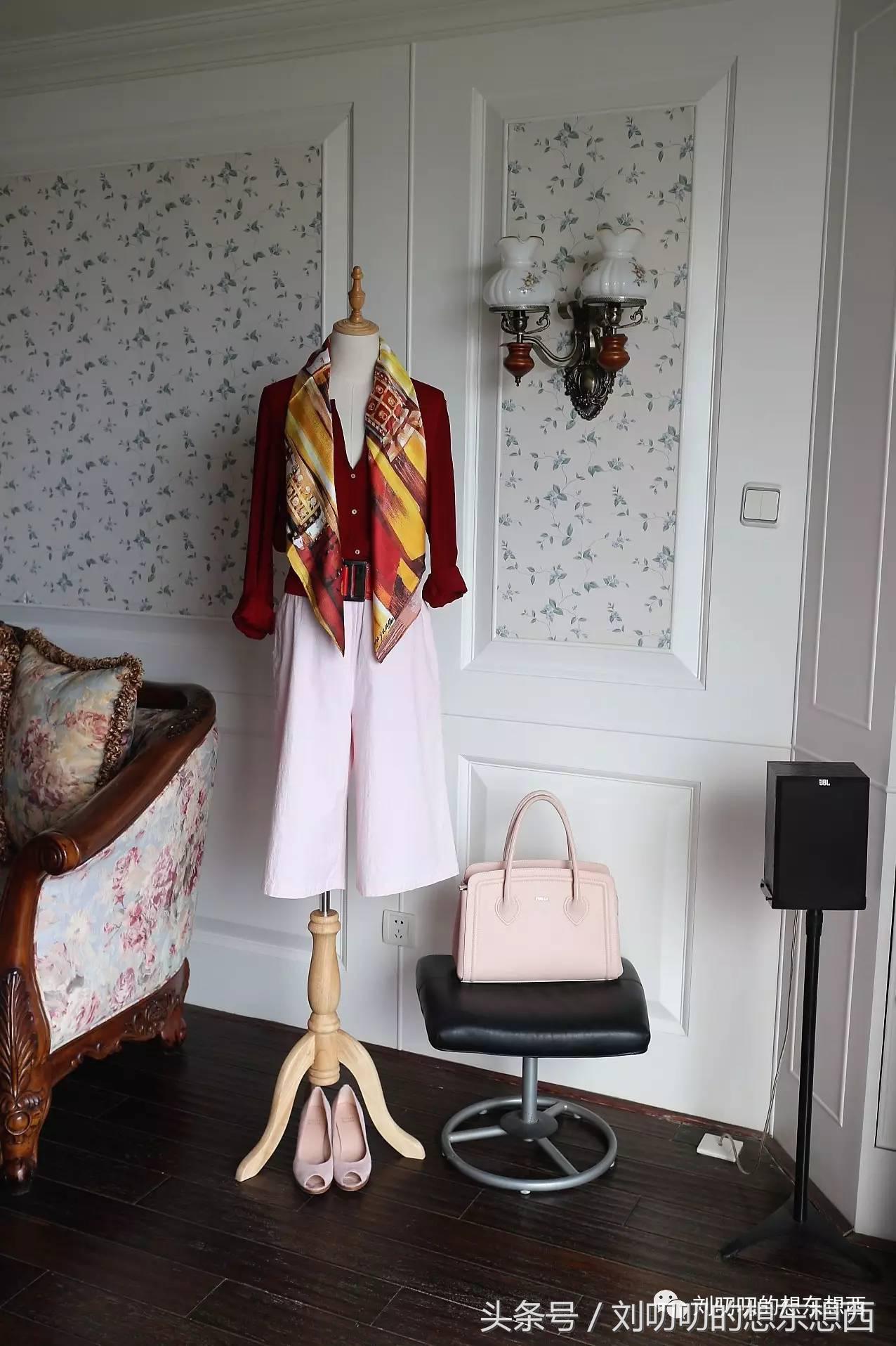 一身红可以很霸气也可以很妖娆-一日一Look素色衬衫四