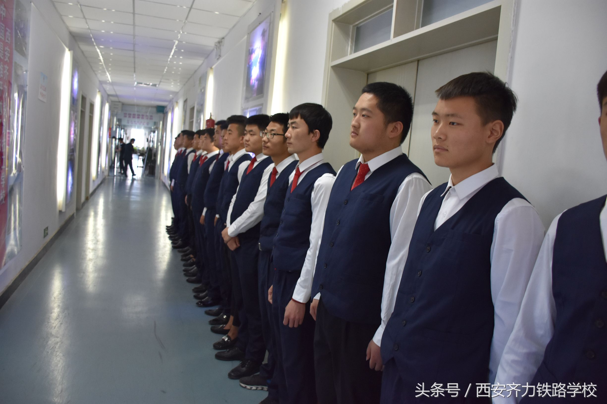 为什么青年人抢着上夜校,为啥都要抢着上火车