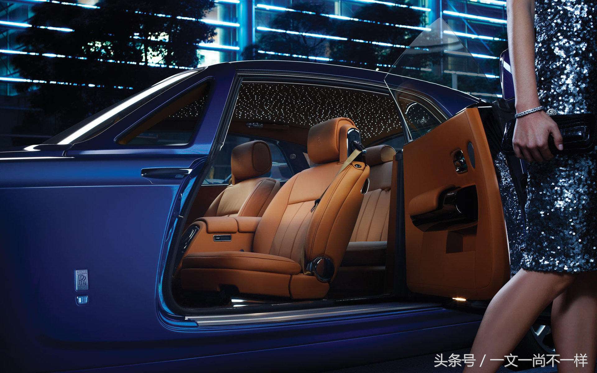 一把伞撑出花花世界，不开劳斯莱斯雨中照样傲娇走