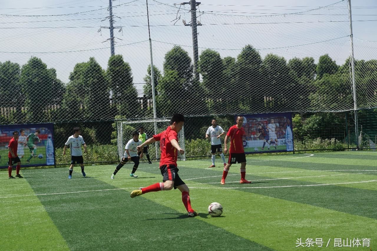 昆山体育场进行足球比赛,昆山市职工足球比赛