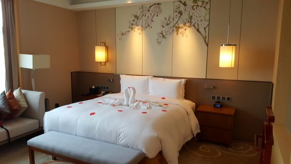 怎么免费入住五星级酒店,如何用最低的价格装修一个店