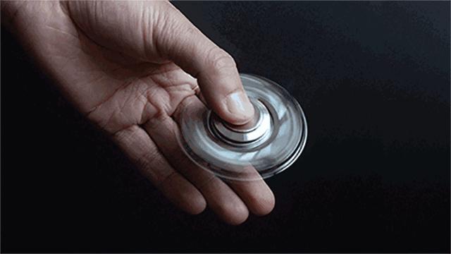 十个小孩玩游戏,几个小孩玩陀螺