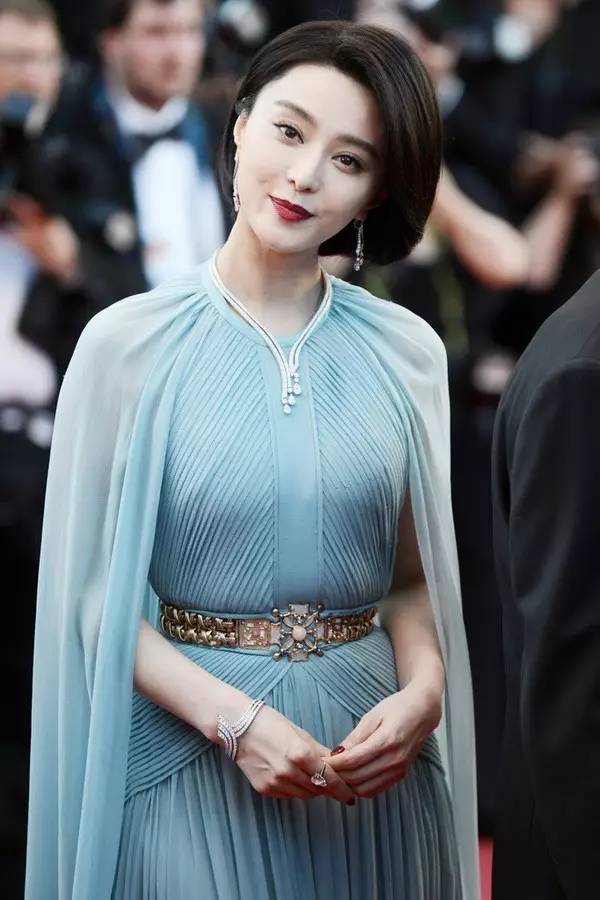 某网红穿国旗装蹭戛纳红毯,戛纳红毯穿衣乱象