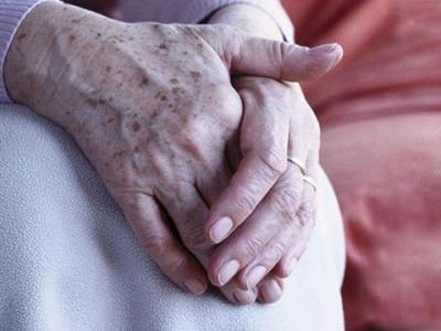 激光祛老年斑视频全过程,激光治老年斑的消除方法