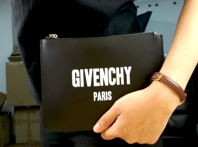纪梵希givenchy男士狮子图案手包,givenchy纪梵希黑色手拿包