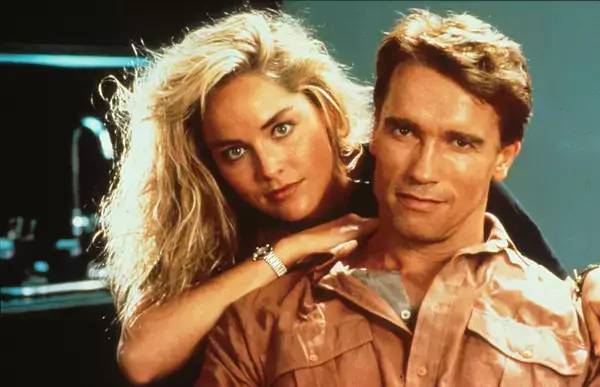 要不是导演*拍偷**女明星，这个很多人心目中的经典画面就不复存在了