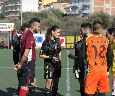 这些美女一登场，整个球场的人都暂停看球了