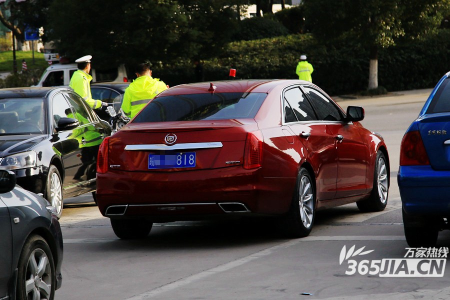 合肥八中开学校外豪车云集惊现“6666”“8888”车牌号