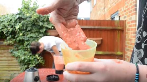 重口新高度！两男子“将活蛆搅碎后饮用”，看完我再也不想吃饭了