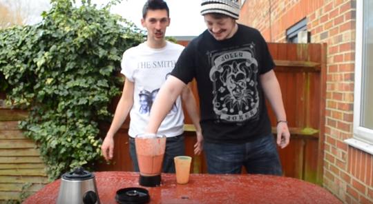 重口新高度！两男子“将活蛆搅碎后饮用”，看完我再也不想吃饭了