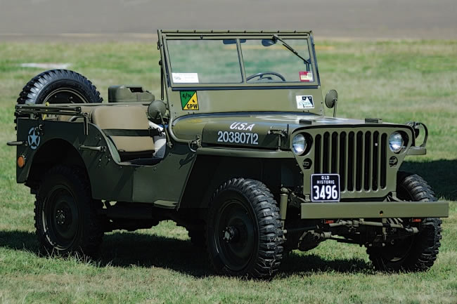 *用军**汽车，*用军**车辆中的运输汽车，用来运送前方物资和人员