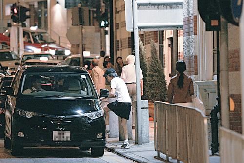 周星驰身价过百亿,周星驰一年赚几亿