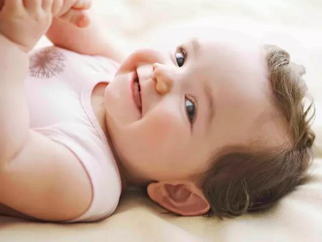 四天没拉屎的宝宝该怎么办,宝宝四天没大便放屁很臭是攒肚吗