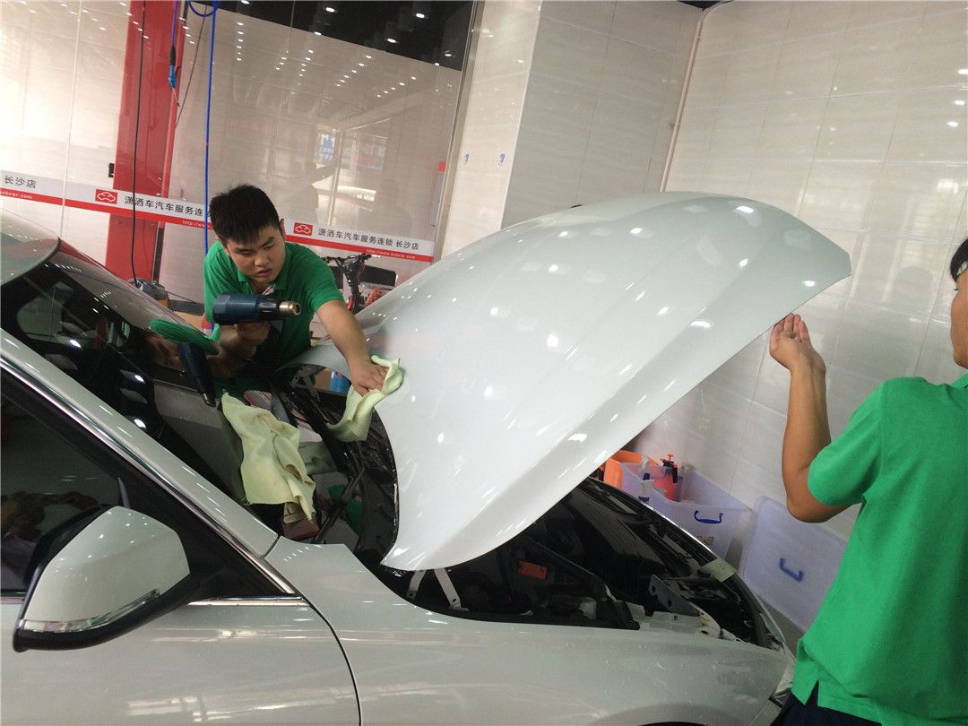 18款宝马320i贴黑色车衣,宝马320li运动套装贴膜