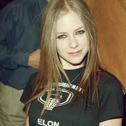 艾薇儿与现在艾薇儿对比 (真正的艾薇儿被顶替了)