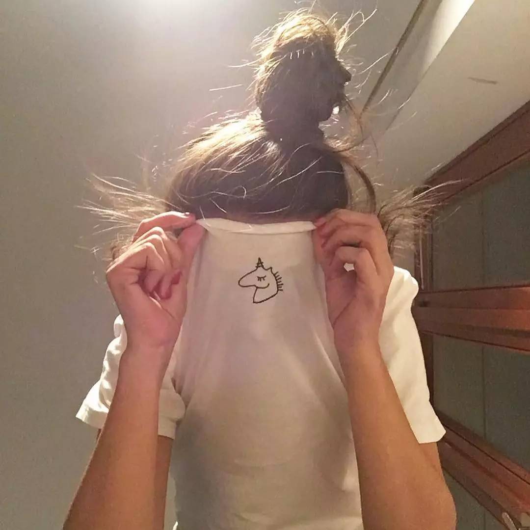 t恤牛仔甜酷,今夏流行这4种t恤时尚又百搭