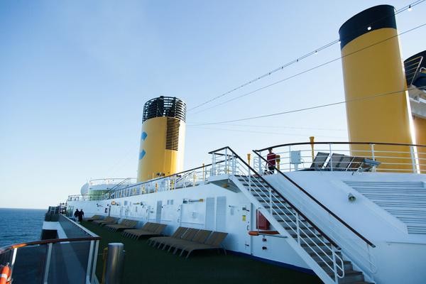 坐着豪华游轮,坐着邮轮看世界