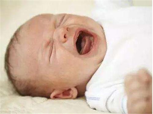 一个月的宝宝躺下就大哭,宝宝一躺下就哭竖抱着就不哭