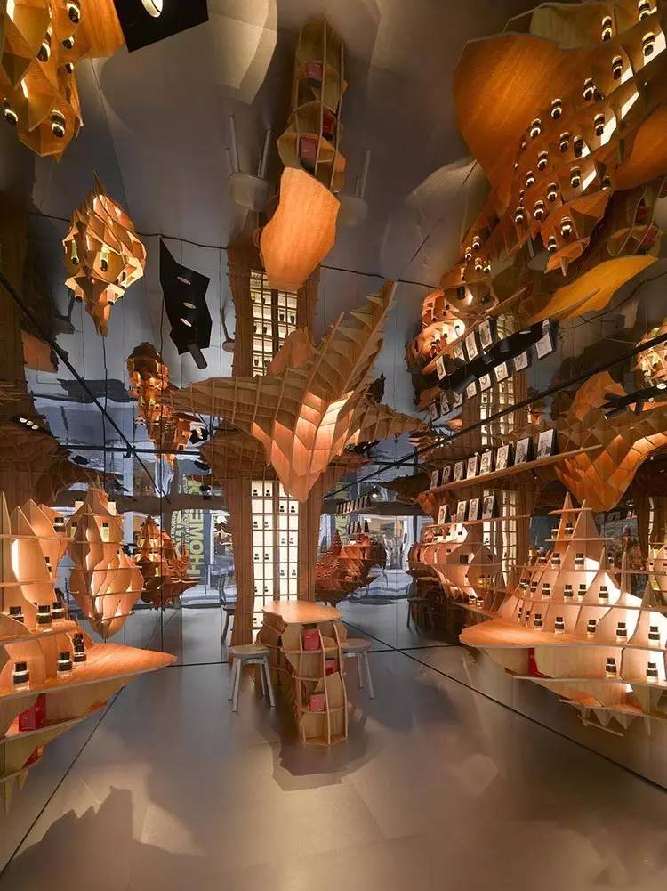 展翅腾飞的香水店