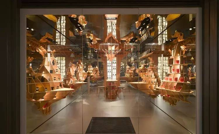 展翅腾飞的香水店