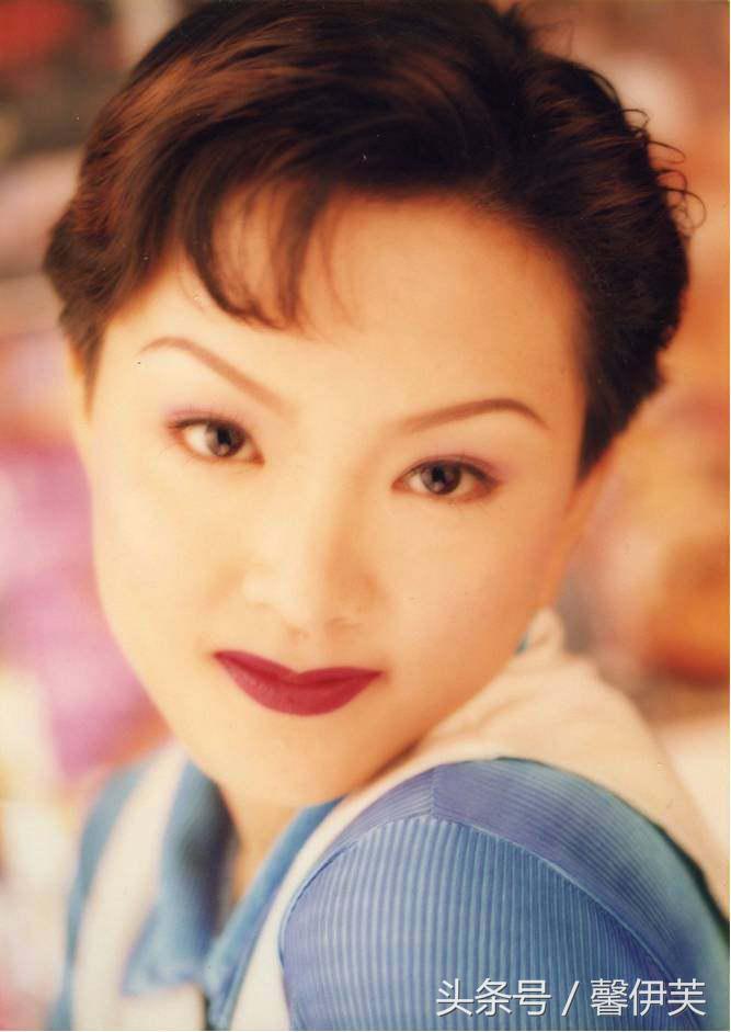 她是戏曲界的“小孟小冬“，被称为瑜老板，因参加跨界歌王被熟知