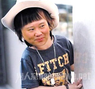 哥们骑电动车带着我闯红灯的段子,关于骑电车闯红灯的幽默段子