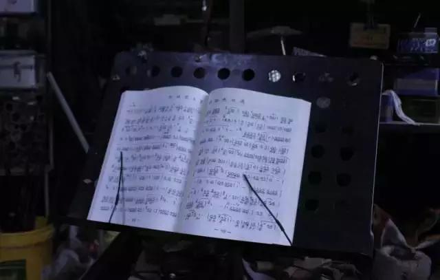 他在聊城这个不足十平米的小店里，坚守自己梦想京剧梦想