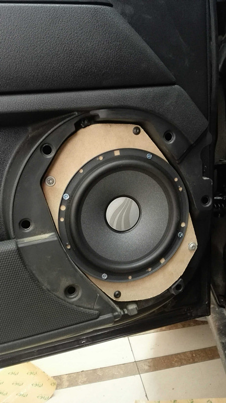 jeep指挥官音响位置,jeep指挥官2018款低音炮