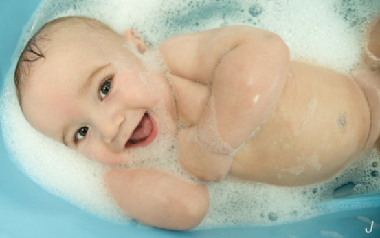 宝宝每次洗澡都哭闹怎么回事,新生儿洗澡和换尿布哭闹很厉害