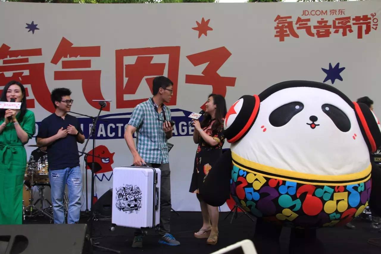 麦克熊猫首现氧气音乐节萌翻人群嗨不停