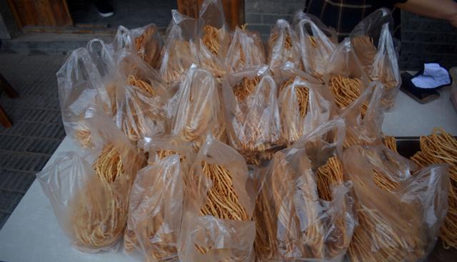 这个炸物10元1袋的炸物，景区大集卖疯了！原来是用它做成的？