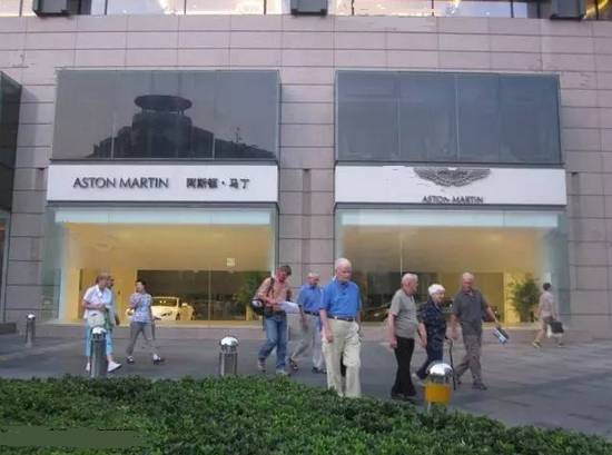 在这里，百万级别的奔驰宝马都是渣渣，这才是北京最牛的一条街