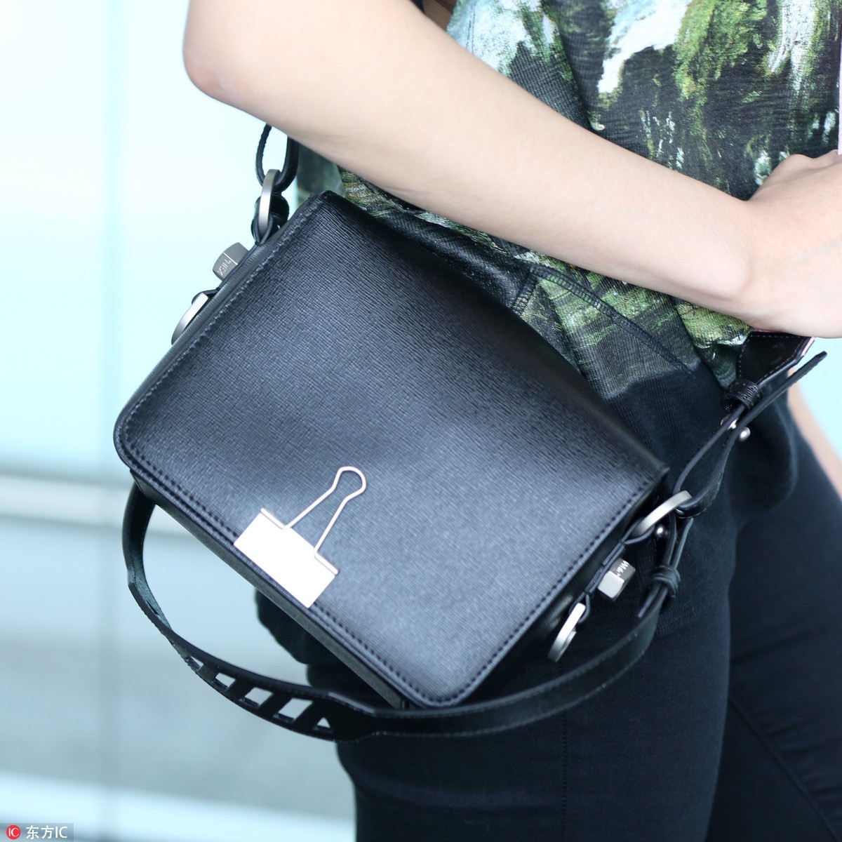 最近让我忍不住种草的小包全让宋茜给背了！关键还不贵