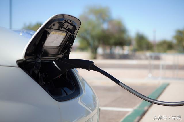 电动汽车充电折叠车,科技感十足的折叠电动车