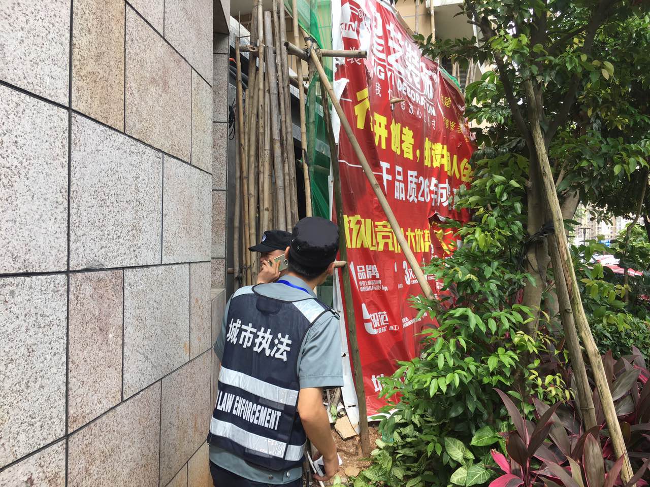 海口一小区业主投诉开发商违建,海口凤凰城小区违建整改