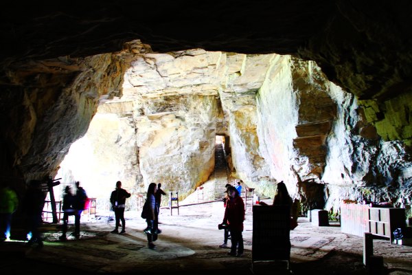 神农架有几个洞,神农架有一个神秘的深谷