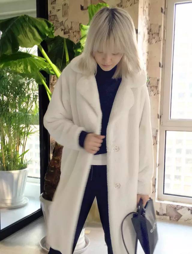 她们穿红绿过圣诞,你就穿白色,不脱颖而出才怪!