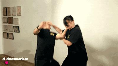 女生被扯头发防身小技巧,女生被陌生男掐脖子怎么办