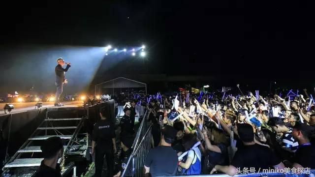 8年了,他每一次粗现都能让成都人嗨得花枝颠颤!