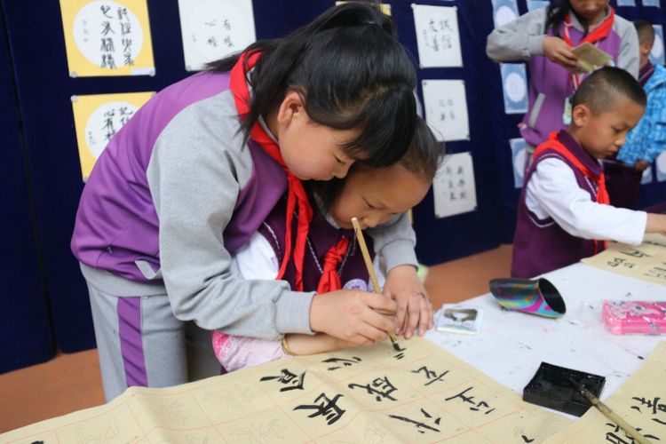 西宁市康南园山小学第二届“美艺相伴”艺术节之科技艺术体验活动