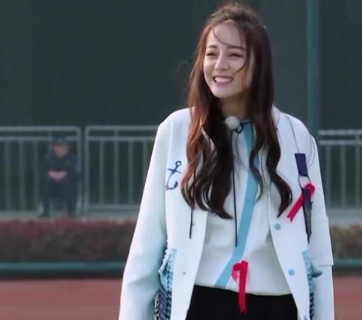 那么多路人甲阻挡不了你,鹿晗热巴对视十指相扣还撩发