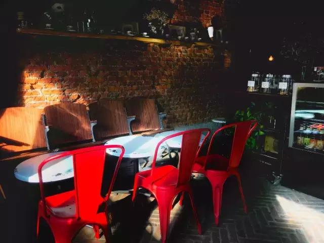 一对夫妻一墙之隔开两家咖啡店，上演的不是相爱相杀，而是了解