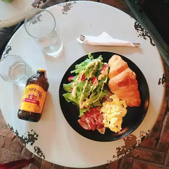 一对夫妻一墙之隔开两家咖啡店，上演的不是相爱相杀，而是了解