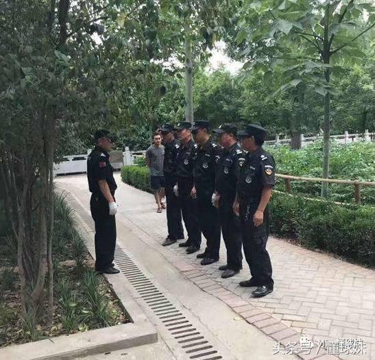 学会这招再也不怕卡粉啦,广场舞大妈和年轻人争抢篮球场地